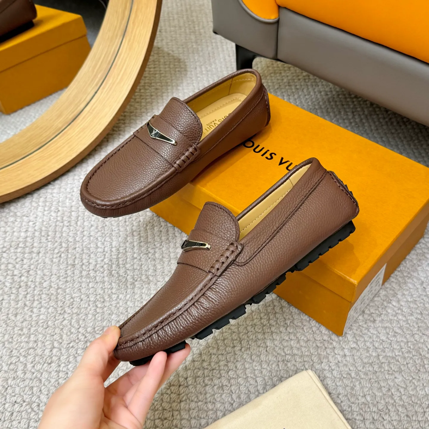Men's men's shoes 💰420 (Yangli) LV 2⃣️0⃣️2⃣️5️⃣Spring and summer counter GLORIA series models ✈️Original factory special leather production, original last type. A classic driving slip-on casual shoe that shows an elegant style with exquisite craftsmanship details such as Monogram embossing all over the upper🌀Italian imported calfskin fabric Sheepskin foot pads➕Inside～Private mold replica sole Unique style Comfortable driving slip-on Size: 4-12 (38-46) Comes with [Counter packaging: original box, wrapping paper, card, instruction manual, shoehorn, cloth bag] No pressure to enter and leave the counter!